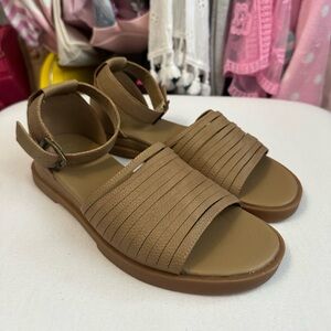 Frye and Co. UMI Tan Strappy Flat Sandals Size 6